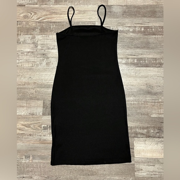 Simple black dress - Picture 3 of 3